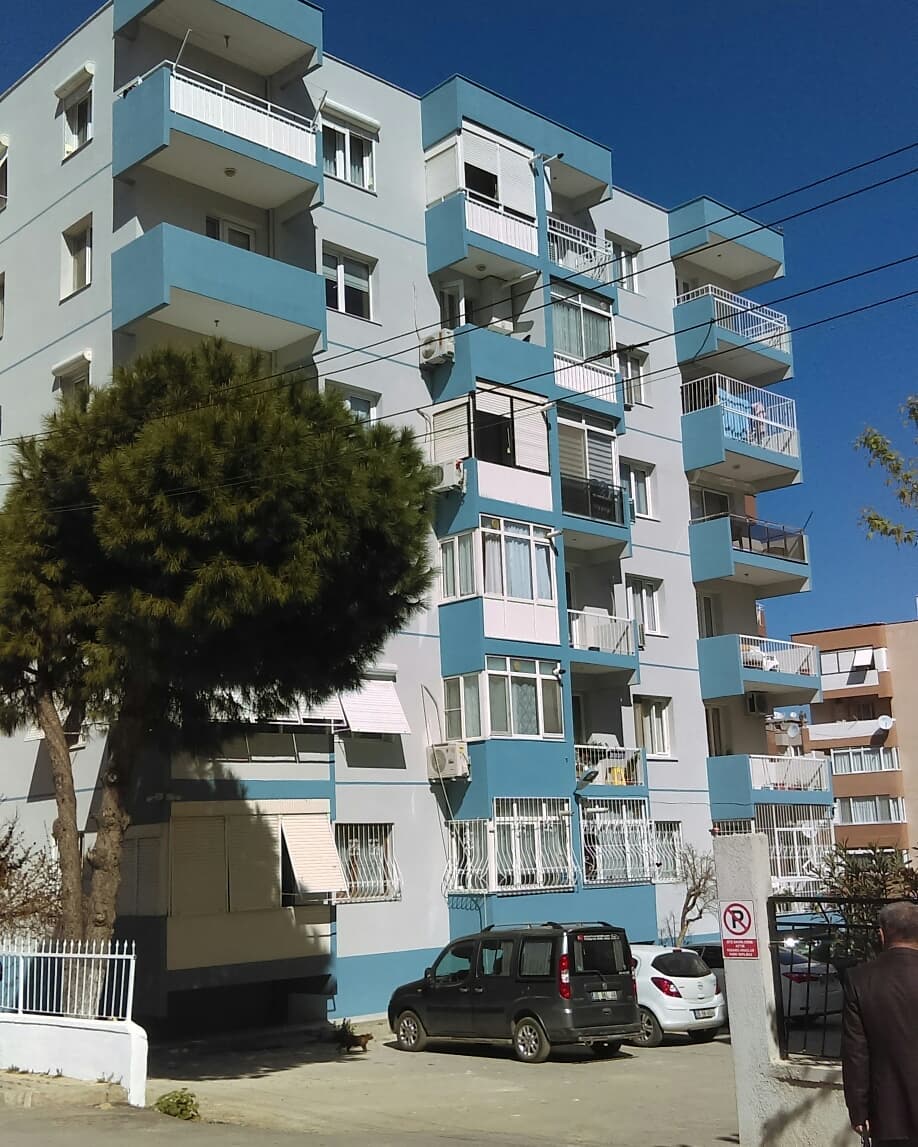 Narlıdere Çamtepe Mahallesi’nde yer alan Emek Apartmanı’nda, binanın enerji verimliliğini artırmak ve dış cepheyi uzun yıllar dayanıklı hale getirmek amacıyla Filli Boya Dalmaçyalı Serisi ile mantolama uygulaması yapılmıştır. Bu işlemde, 4 cm kalınlığında ısı yalıtım levhaları kullanılarak bina sakinlerinin hem enerji tasarrufu hem de estetik beklentileri karşılanmıştır.