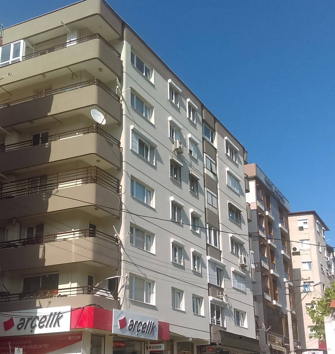 İzmir Karabağlar Vatan Mahallesi’nde yer alan **Aydın Apartmanı’na**, dış cephe dayanıklılığını artırmak ve yalıtım performansını güçlendirmek amacıyla **Filli Boya Dalmaçyalı Serisi** kullanılarak **fileli sıva uygulaması** yapılmıştır. Bu işlem, modern yalıtım standartlarına uygun şekilde gerçekleştirilmiş olup, apartmanın uzun ömürlü bir koruma ve estetik bir görünüm kazanmasını sağlamıştır.