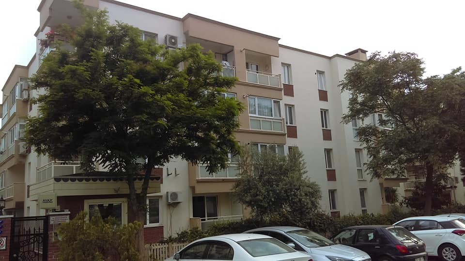 Bornova Evka 3’te yer alan, 8 bloktan oluşan ve toplamda 13.000 metrekarelik alana sahip Standarkent Sitesi’nde, **Filli Boya Dalmaçyalı Serisi** kullanılarak **fileli sıva uygulaması** yapılmıştır. Çalışma, sitenin dış cephe dayanıklılığını artırmak ve uzun ömürlü bir yalıtım sağlamak amacıyla gerçekleştirilmiştir. Uygulama, modern malzemeler ve profesyonel ekipler tarafından titizlikle tamamlanmıştır. Bu işlem sayesinde site sakinlerine hem estetik bir görünüm hem de dış etkenlere karşı etkili bir koruma sağlanmıştır.