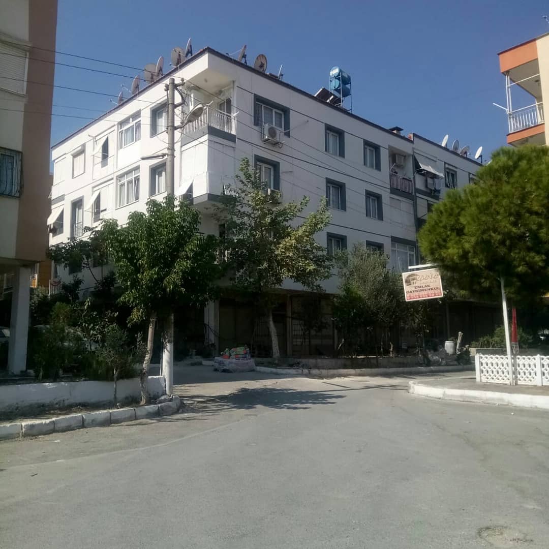 İzmir Karabağlar Eserkent semtinde yer alan Van Apartmanı’na, **Filli Boya Dalmaçyalı Serisi** kullanılarak **4 cm kalınlığında mantolama uygulaması** yapılmıştır. Bu işlem, binanın enerji verimliliğini artırmak ve dış cephe dayanıklılığını sağlamak amacıyla gerçekleştirilmiştir. Mantolama çalışması, profesyonel ekipler tarafından titizlikle tamamlanmış olup, apartman sakinlerine hem enerji tasarrufu hem de modern bir dış görünüm sunmuştur.